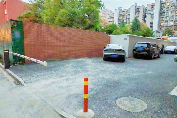 黄石市居民反映公共区域私建停车场引发矛盾，街道办事处限期拆除