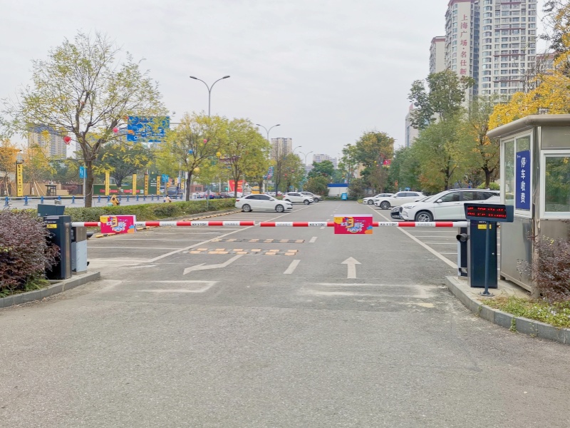 四川绵阳江油宝龙广场停车场收费管理系统及设备案例