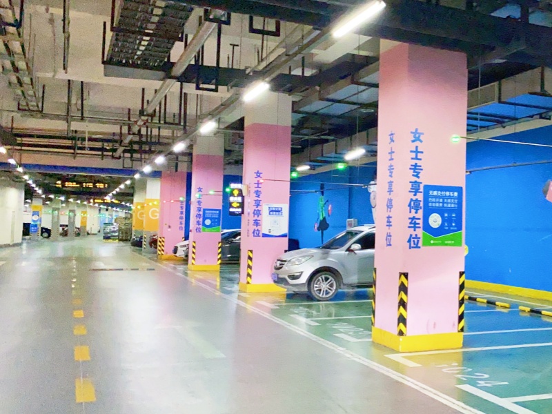四川成都郫都万达广场停车场车位引导系统及设备案例