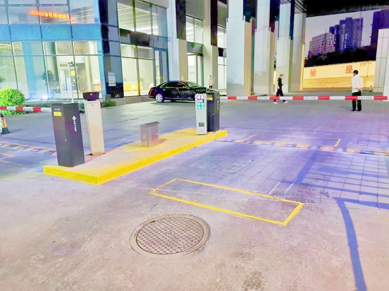 江苏南京柒采创智中心停车场道闸系统及设备案例