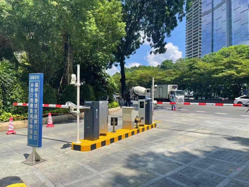 广东广州伊士丹顿酒店停车场道闸系统及设备案例