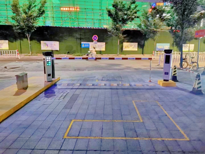 江苏南京柒采创智中心停车场道闸系统及设备案例