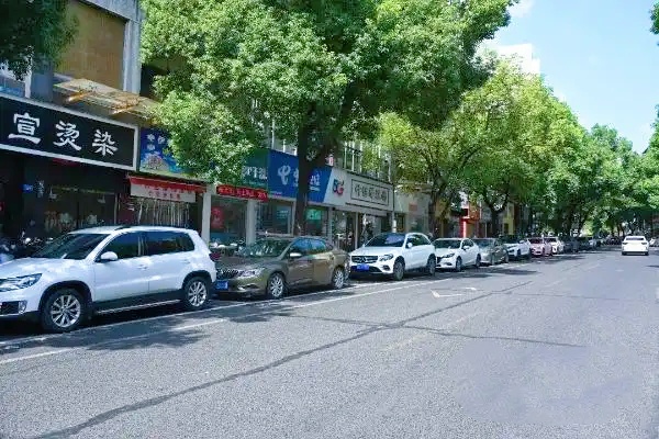 株洲石峰区田心片区智慧停车诱导系统部分启用,助力交通优化 株洲石峰区田心片区智慧停车诱导系统部分启用,助力交通优化