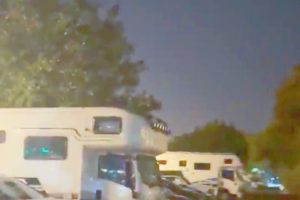 深圳湾公园停车场房车聚集引关注,网友呼吁划专属区域,车主盼完善补给设施 深圳湾公园停车场房车聚集引关注,网友呼吁划专属区域,车主盼完善补给设施