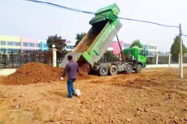 滕州市级索镇闲置地块改造停车场,缓解校园周边交通压力 滕州市级索镇闲置地块改造停车场,缓解校园周边交通压力